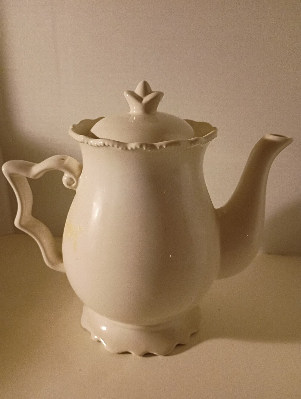 Classic Style White Decorative Cream Tavolo Domani Tall Tea Pot